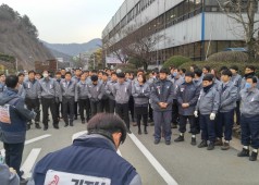 아침선전전을 마치고 HRSG조합원과 대화중