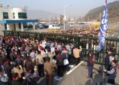 굳게 닫힌 철문을 사이에 두고